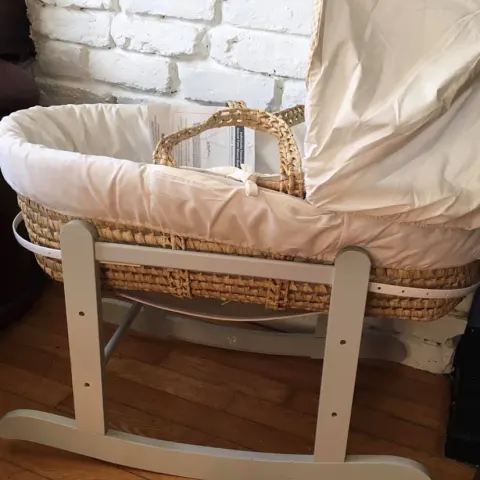 Moses Basket With Rocking Stand