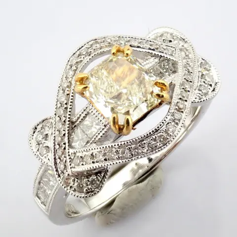 An Exquisite 18K Ring With One Big Fancy Diamond Detailed Brilliant Diamonds Total 1.55 Ct