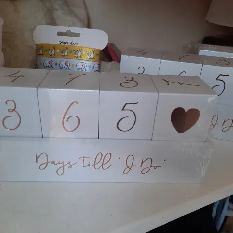 White countdown block - good for weddings and other special events.   Box of 12.  RRP Approx £120