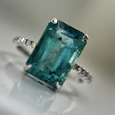 Beautiful Natural Emerald 4.26 CT With Natural Diamonds & 18k Gold