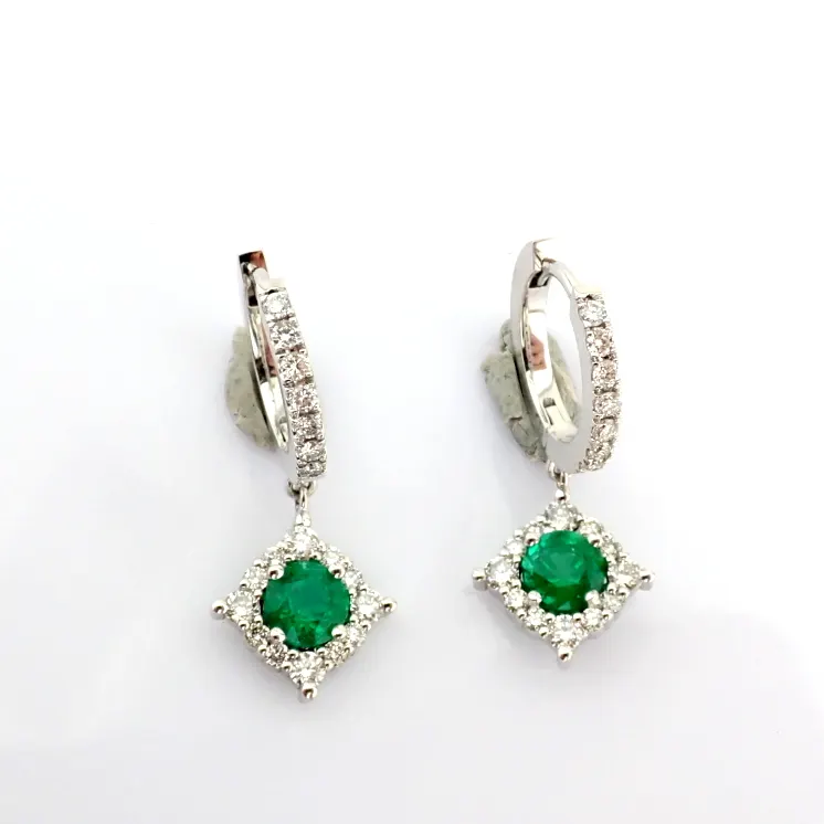 An Exquisite Cluster Earrings Made of Emerald, Brilliant Diamonds and Gold
