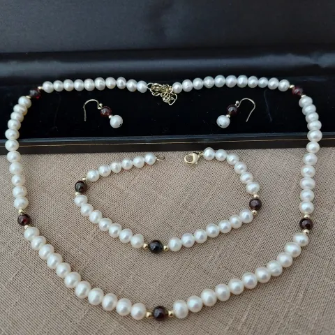 Pearl necklace, bracelet and earrings set
