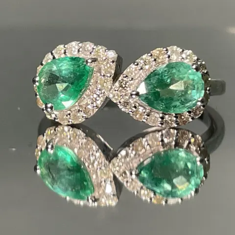 Beautiful Natural Emerald Ring With Natural Diamonds And 18k Gold