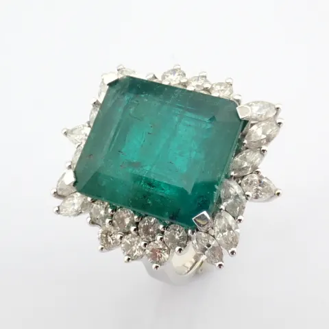 18K White Gold Cluster Ring Detailed With Vibrant Emerald and Pear Cut and Brilliant Diamonds