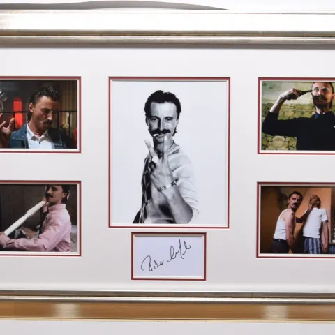 ROBERT CARLYLE original signed presentation