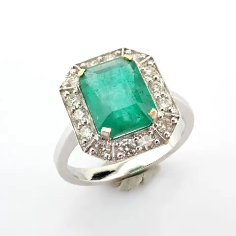 18K White Gold Cluster Ring Detailed With Vibrant Emerald and Brilliant Diamonds