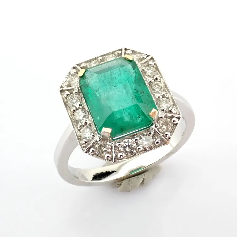 18K White Gold Cluster Ring Detailed With Vibrant Emerald and Brilliant Diamonds