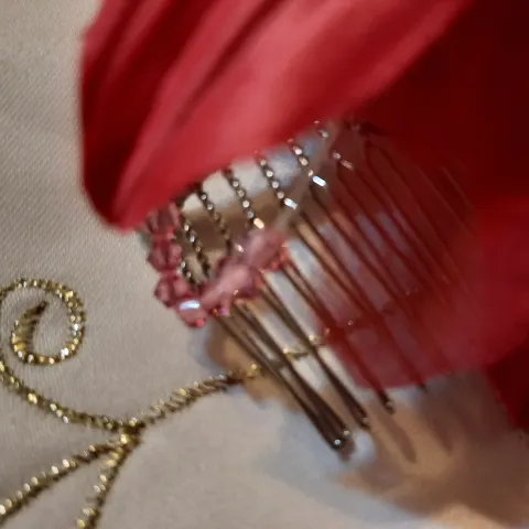 Hair decoration comb in red