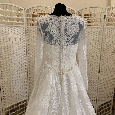 Mary's Bridal Wedding dress in size 10 to 12. style MB6041
