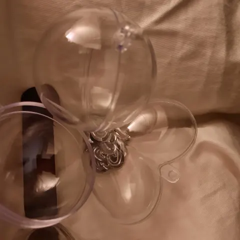 Plastic reusable round baubles x 100.   Fillable