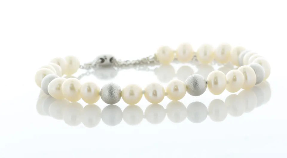 Freshwater Cultured 5.5 - 6.0mm Pearl Bracelet With Silver Clasp And Fastening