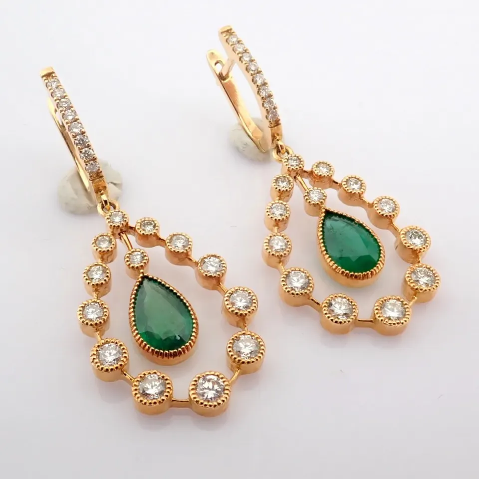 18K rose gold earrings detailed with vibrand emerald and brilliant diamonds