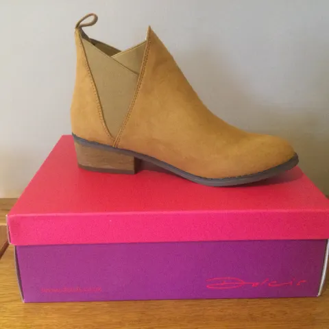 Dolcis “Ronni” Low Heel, Chelsea Ankle Boots, Size 5, Tan - New RRP £45.99