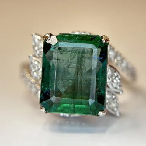 Beautiful 5.45 CT Natural Emerald With Natural Diamonds & 18k Gold