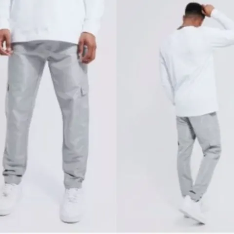 Brand New BooHoo Men’s Grey Skinny Fit Shell Cargo Trousers – Size S