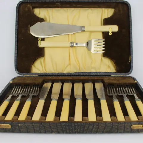 Vintage Trimils & Everwhite Cased Fish Flatware Set