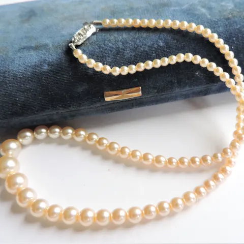 Vintage 17 inch Single Strand Graduated Pearl Necklace in Presentation Box