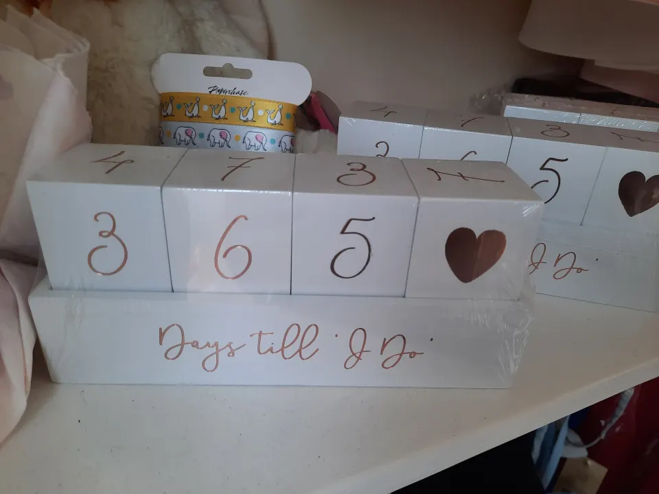 White countdown block - good for weddings and other special events.   Box of 12.  RRP Approx £120