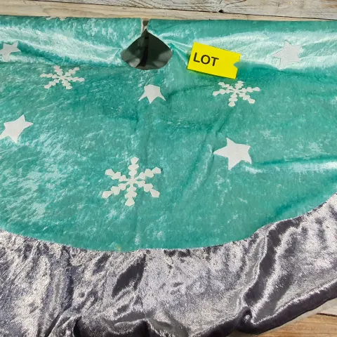 Gorgeous velvet Frozen Style Tree Skirt. Rrp £29.99