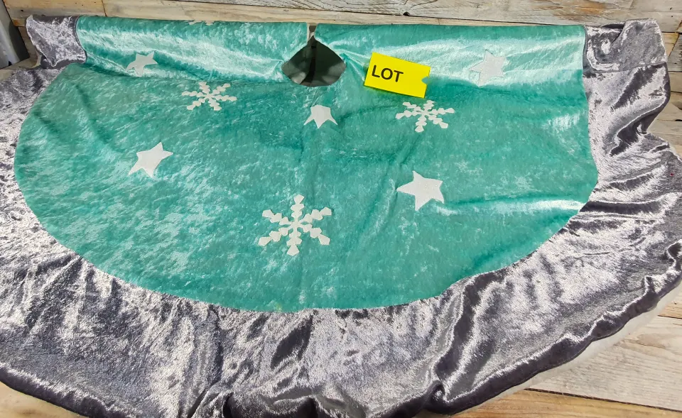 Gorgeous velvet Frozen Style Tree Skirt. Rrp £29.99