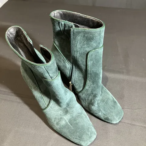 Moda In Pelle Shoes worn by Vanessa Hudgens