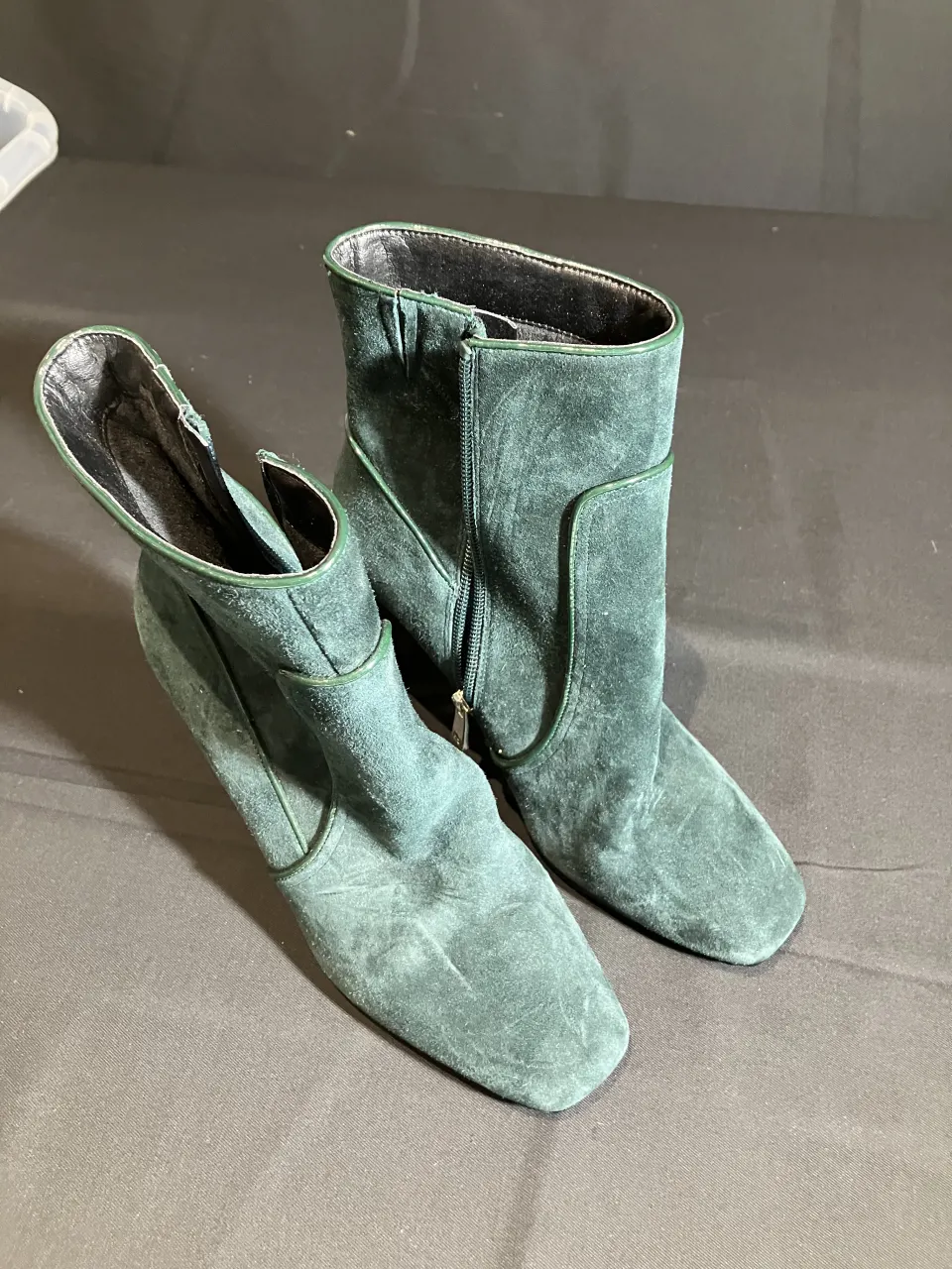 Moda In Pelle Shoes worn by Vanessa Hudgens