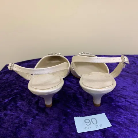 Designer shoes ivory size 5. Code 90