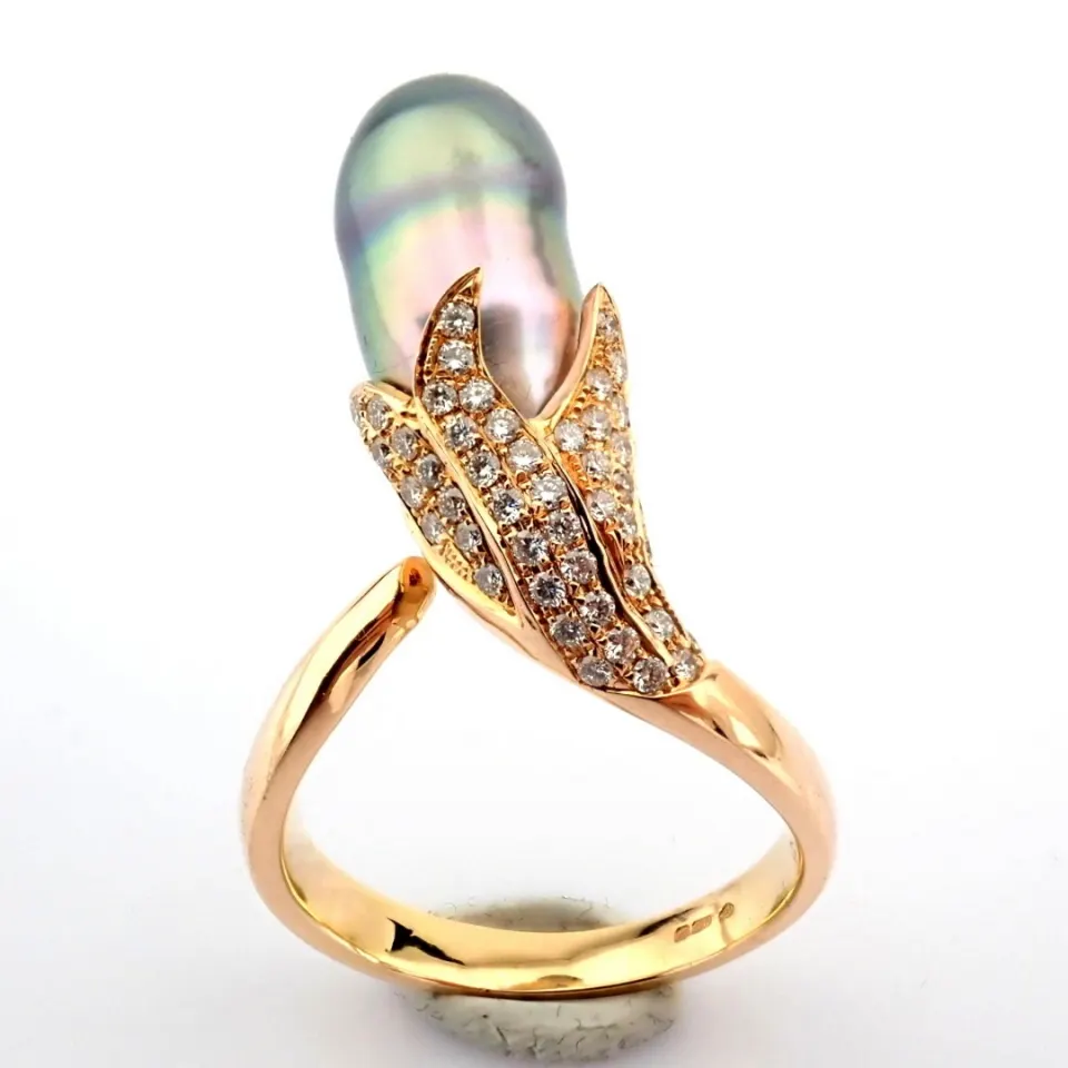 18K Rose Gold Ring Detailed With Pearl and Brilliant Diamonds