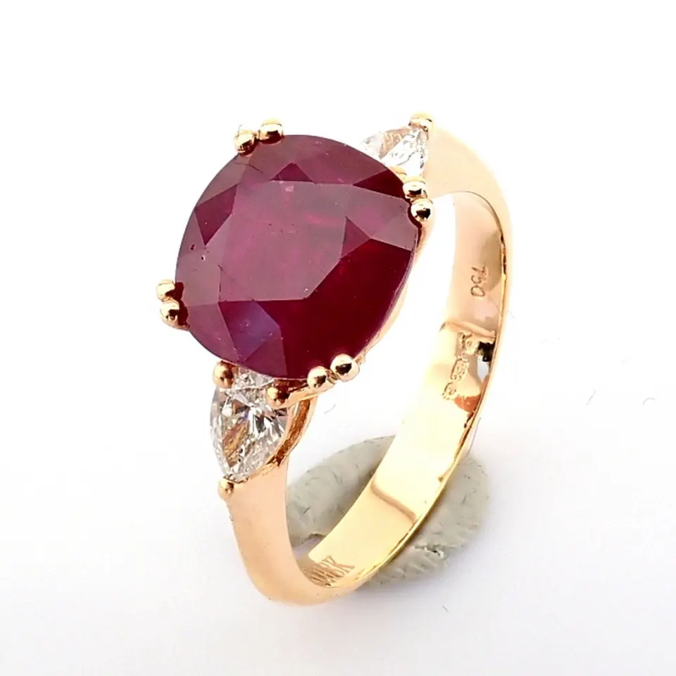 18K rose gold ring detailed with ruby glass and brilliant diamonds