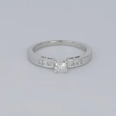 14 K / 585 White Gold Solitaire Diamond Ring with side diamonds