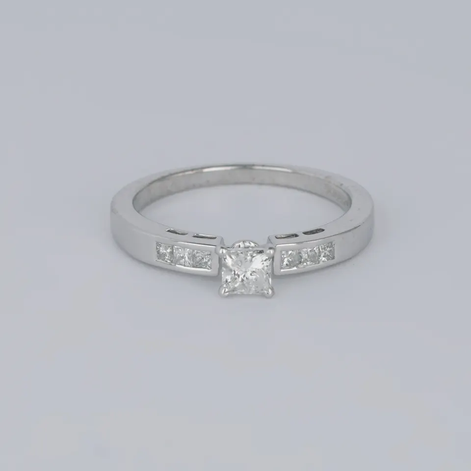 14 K / 585 White Gold Solitaire Diamond Ring with side diamonds