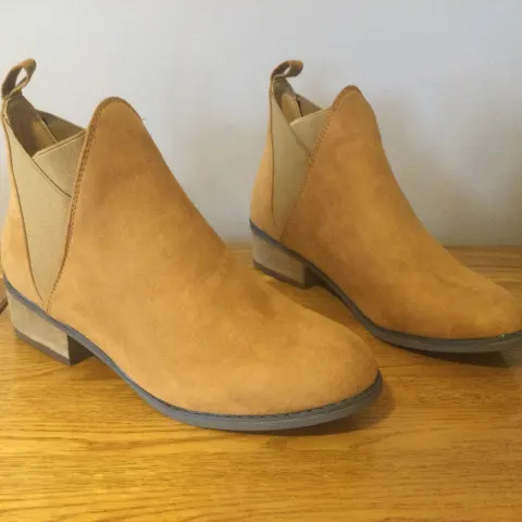 Dolcis “Ronni” Low Heel, Chelsea Ankle Boots, Size 6, Tan - New RRP £45.99