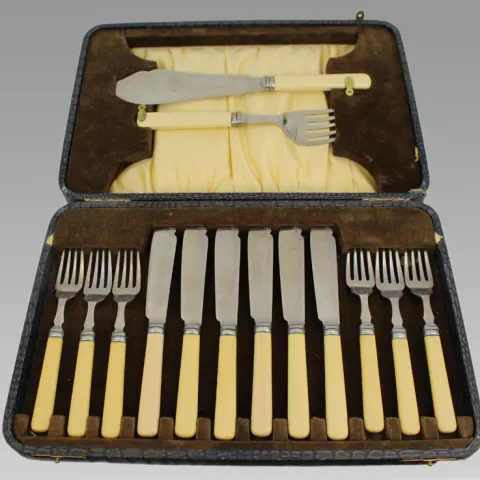 Vintage Trimils & Everwhite Cased Fish Flatware Set