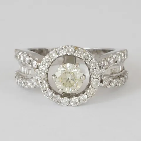14 K / 585 White Gold Solitaire Diamond Ring with Side accent Diamonds