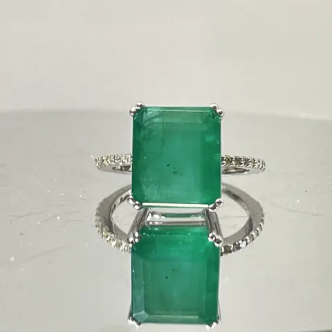 Beautiful 7.19CT Natural Emerald With Natural Diamonds & 18k White Gold
