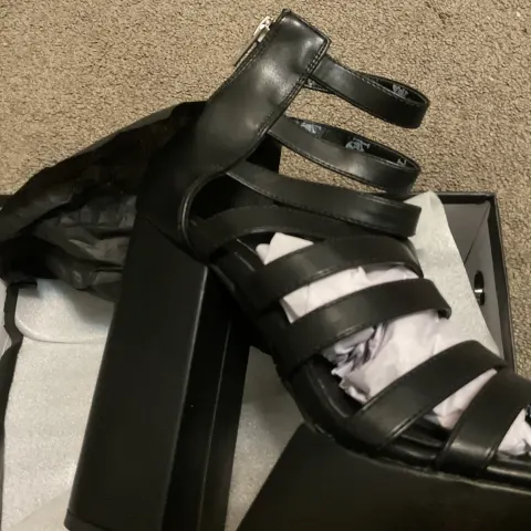 LAMODA LMF2681 Strappy Platform Shoes – Black Zip-Up Chunky Platforms