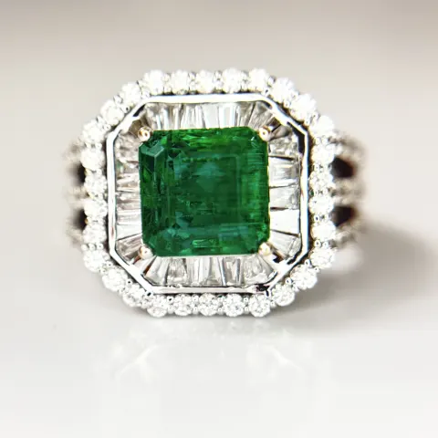 Beautiful 3.01 CT Natural Emerald With 1.68 CT Natural Diamonds & 18k Gold