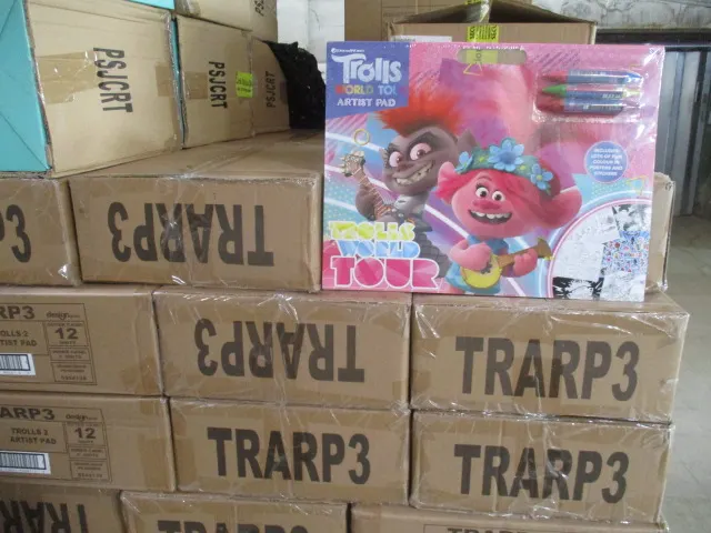 100pcs Brand new Trolls A3 art set with colour books and crayons - rrp £4.99 each - 100pcs in l