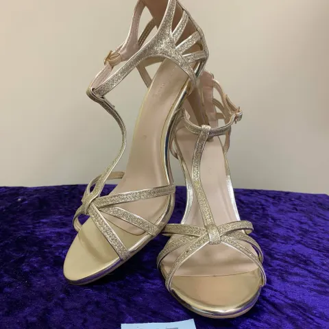 Designer shoes gold size 40 Code 207