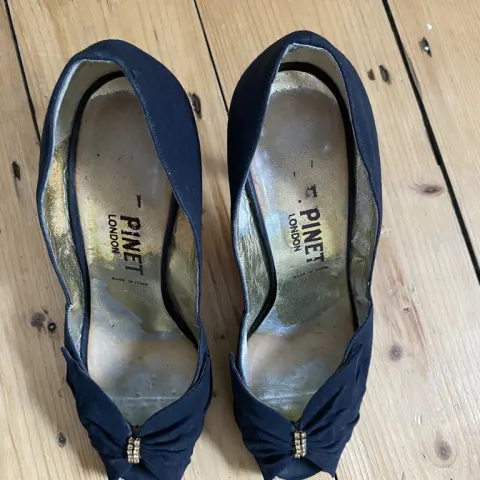 Francois Pinet pumps in black velvet
