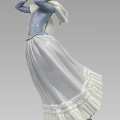 Lladro Figurine Spring Breeze 4936