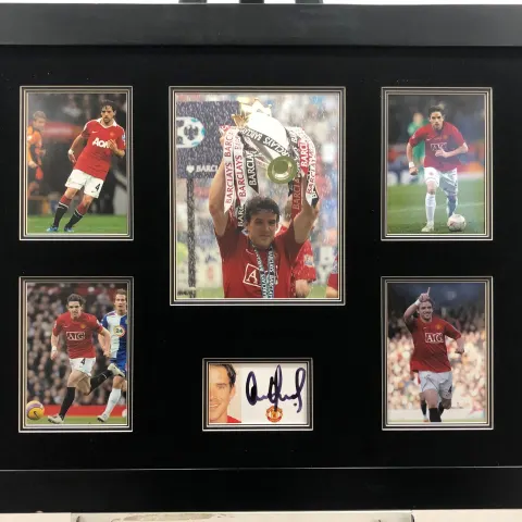 OWEN HARGREAVES framed original signature presentation.