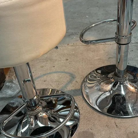 Set of 6 Button Low - High Bar Stools with adjustable gas strut - good clean condition