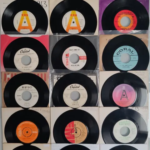 A Collection of 18x Promotional / Radio Station DJ Samples From VG, VG+ to EX Condition