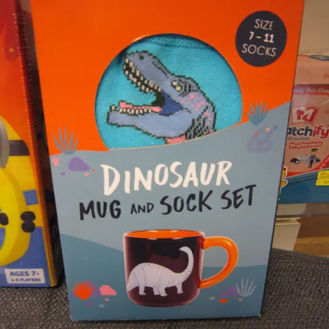 10pcs Dinousaur sock ( adults ) and Mug set brand new sealed