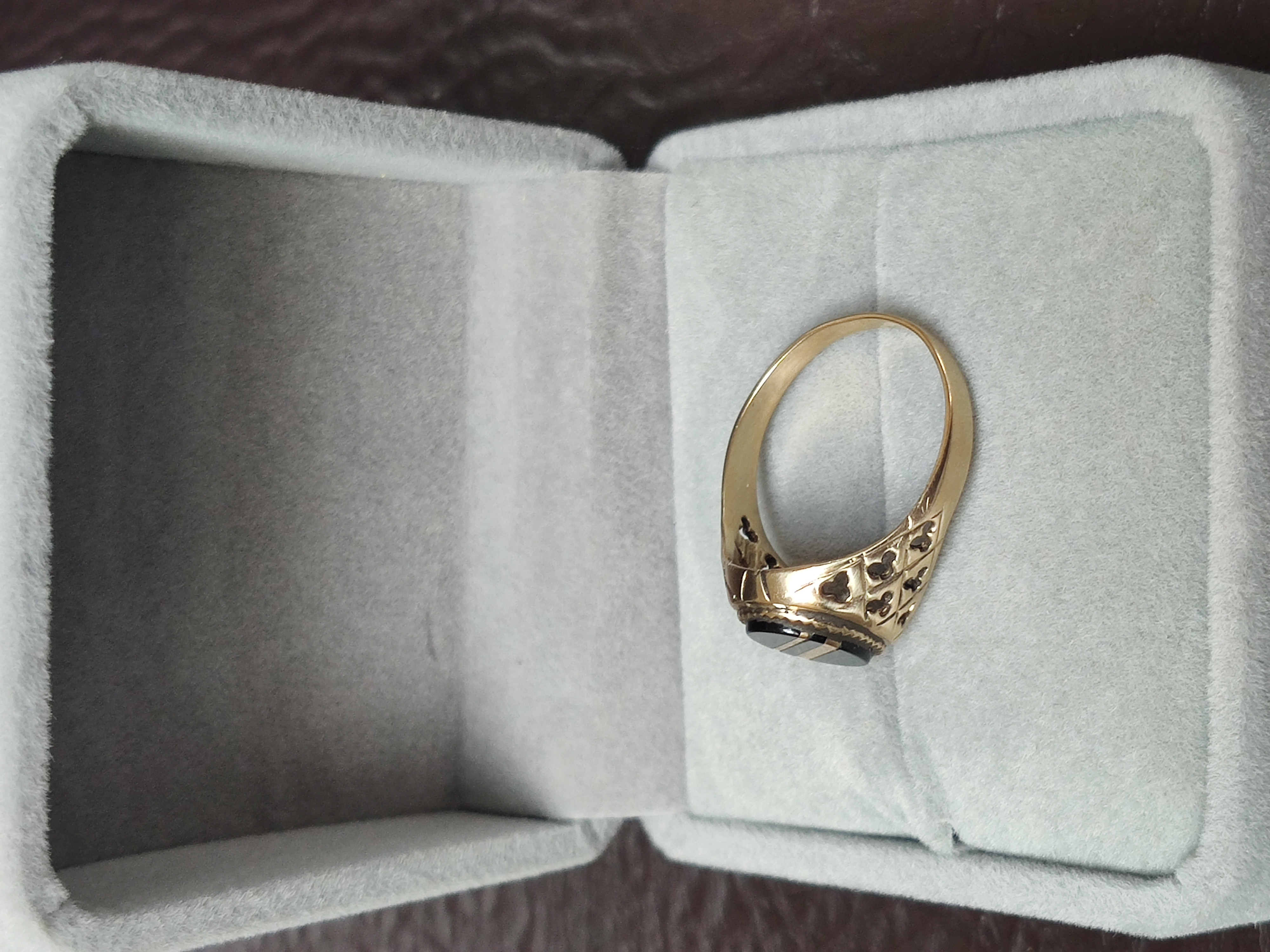 9ct gold onyx gent's ring. Size Q ½.