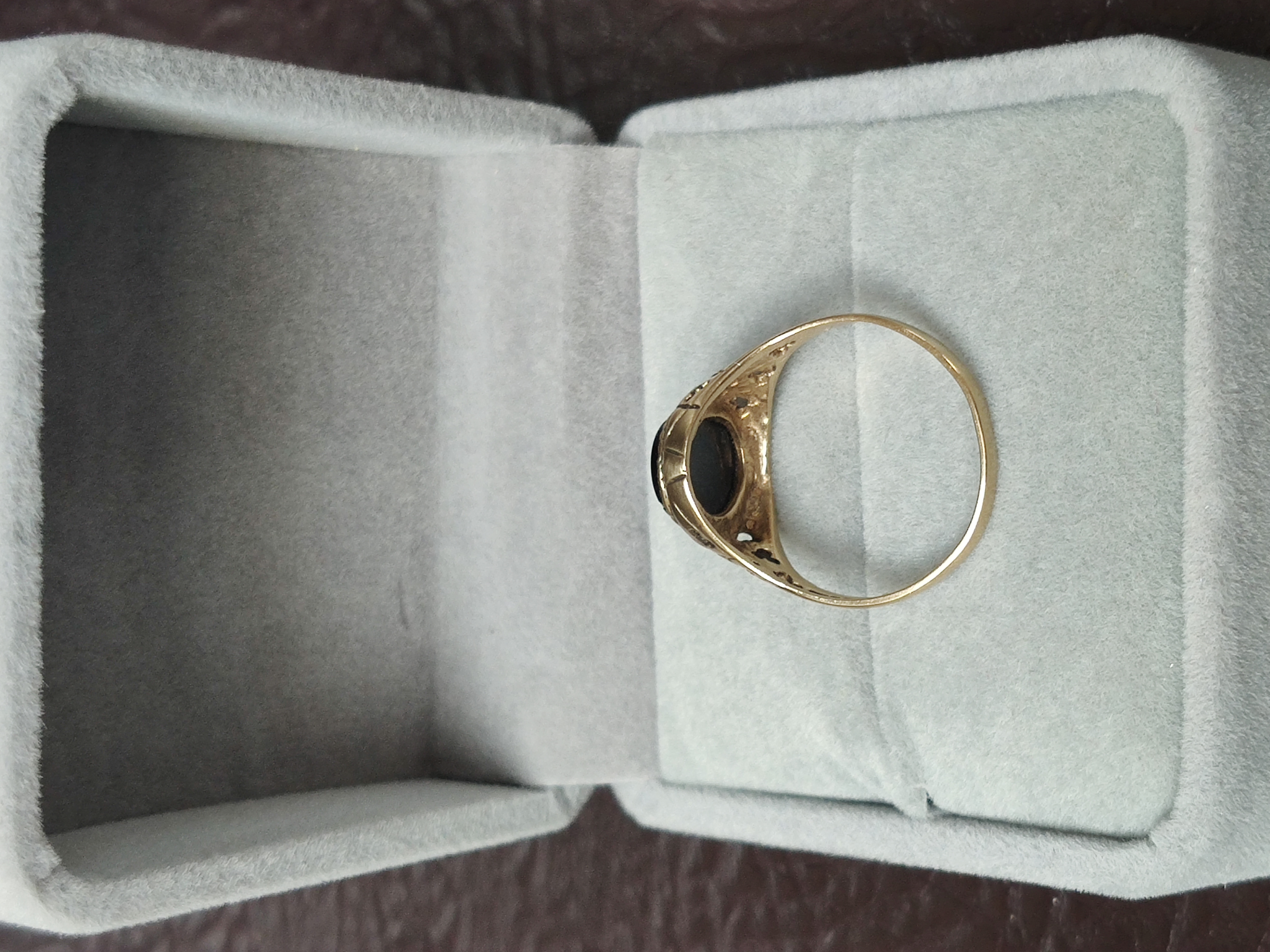 9ct gold onyx gent's ring. Size Q ½.