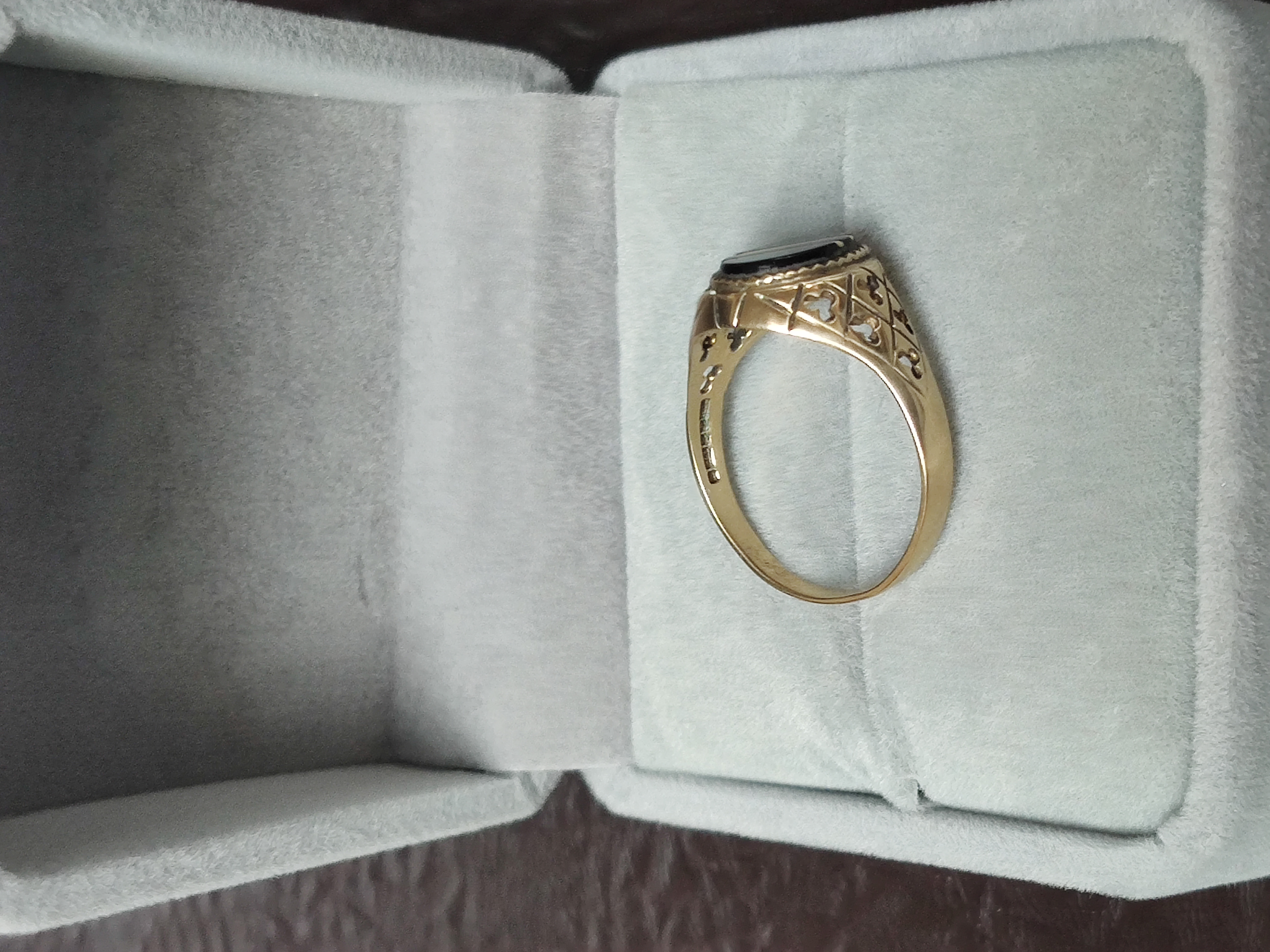 9ct gold onyx gent's ring. Size Q ½.