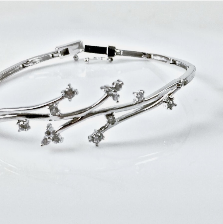 Damas 18k Gold Flower Bracelet Bangle 7” 11.3 grams