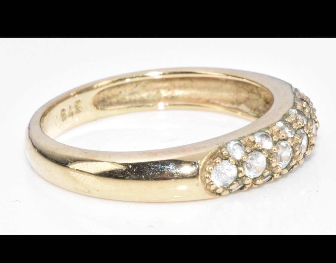 A 9ct Gold Ring Set With Spinel, 2.60g, Size N